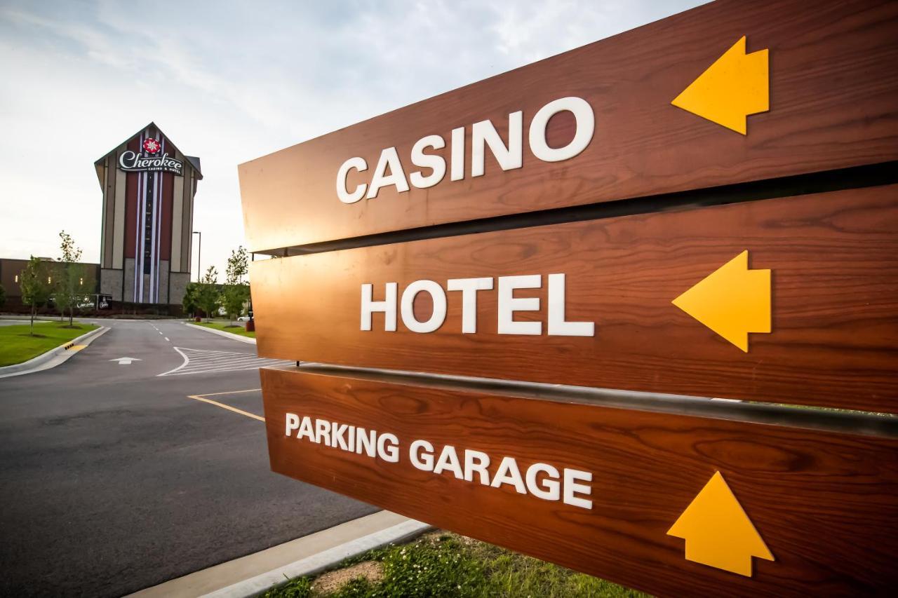 Cherokee Casino Hotel Roland Exterior foto