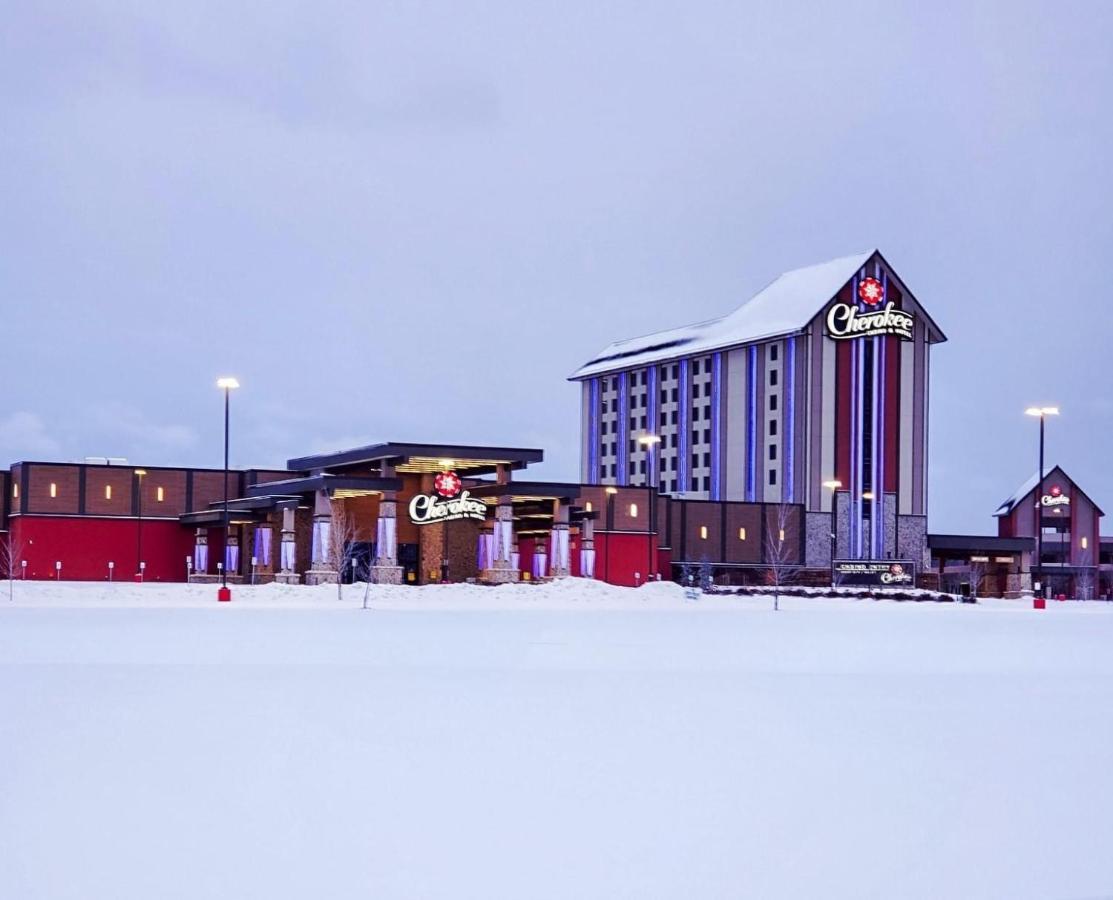 Cherokee Casino Hotel Roland Exterior foto