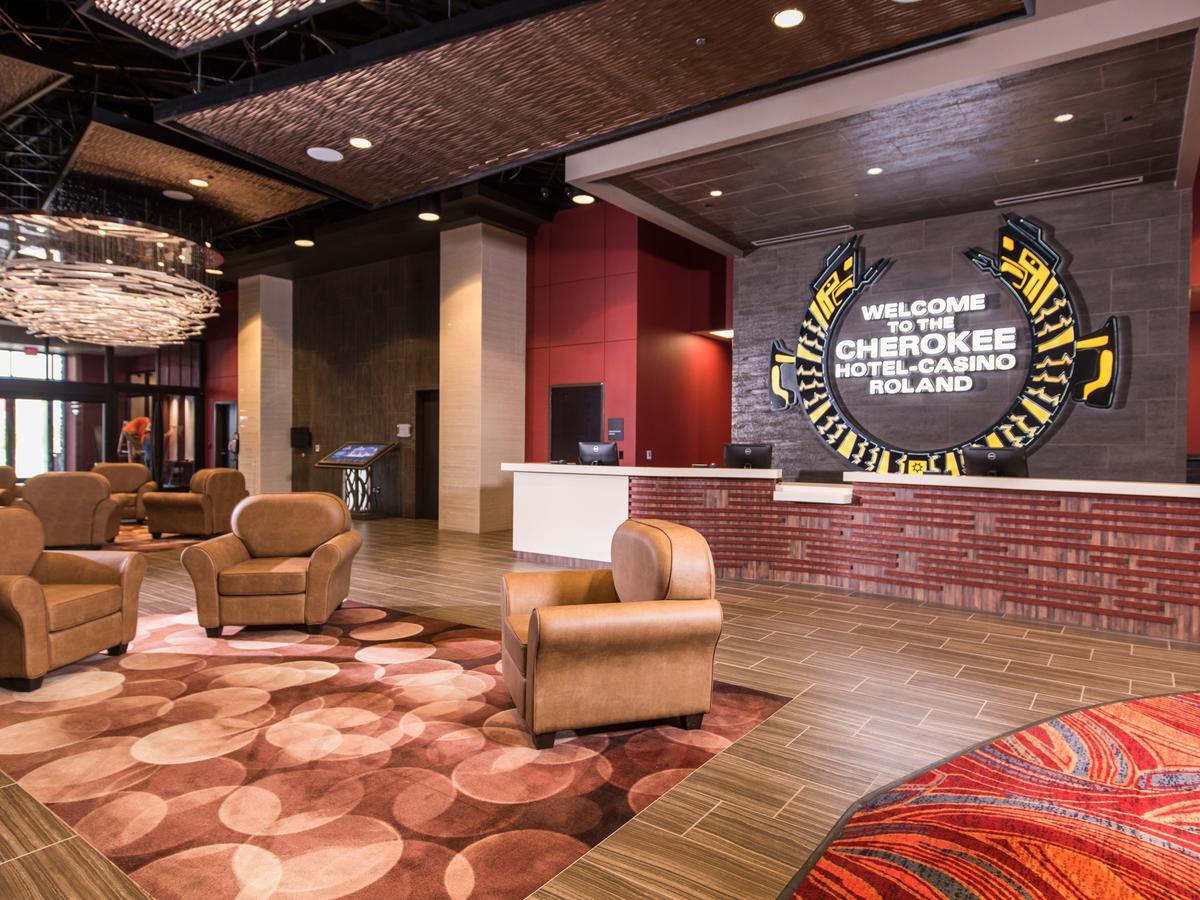 Cherokee Casino Hotel Roland Exterior foto